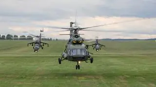 Start Mi-17 w towarzystwie dwóch szturmowych Mi-24 służących za eskortę