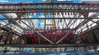 Statek podniesiono dzięki specjalnej konstrukcji