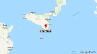 Statek zacumuje do portu w Pozzallo na Sycylii 