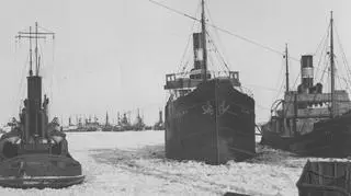 Statki w zamarzniętym porcie w Gdyni