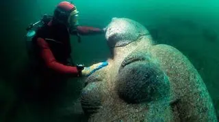 Statua królowej z czasów Ptolemeuszy z czerwonego granitu. Wysokość 490 cm, waga 4 tony