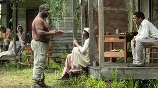 Steve McQueen na planie "Zniewolonego". Ma za niego szansę na 9 Oscarów, m.in. w kategorii "najlepszego reżysera"