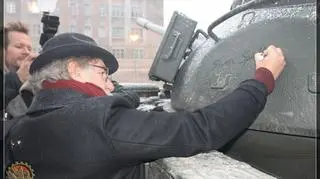 Steven Spielberg składa autograf na czołgu T-55