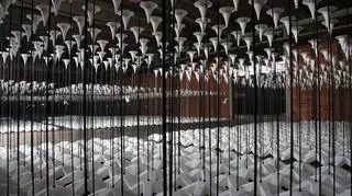 Stojaki, na których umieszcozne zostaną balony instalacji świetlnej "LICHTGRENZE"