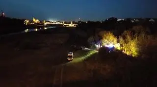 Straż pożarna i wozy policyjne w miejscu odnalezienia zwłok