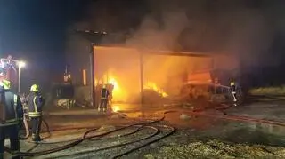 Strażacy gasili pożar stodoły w lutym