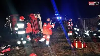 Strażacy jechali pomóc ofiarom wypadku. Sami wypadli z drogi