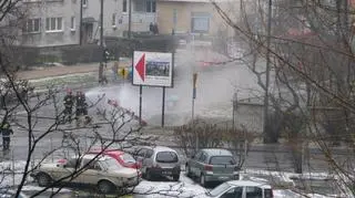 Strażacy likwidują zagrożenie (fot. internauta)