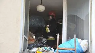 Strażacy musieli wybić szyby w oknach 