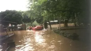 Strażacy na pontonie dotarli do szpitala