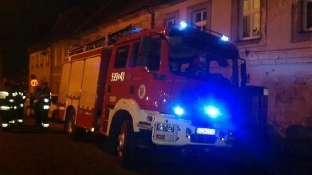 Strażacy pomagają policjantom
