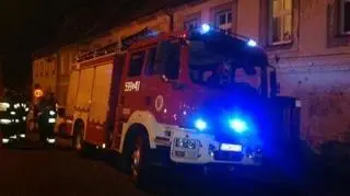 Strażacy pomagają policjantom
