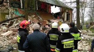 Strażacy pracują na miejscu zdarzenia