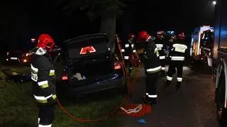 Strażacy rozcięli samochód żeby wyciągnąć rannego