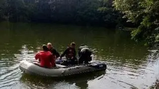 Strażacy szukają zaginionego na pontonach
