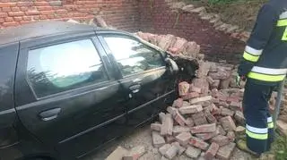 Strażacy wyciągali auto spod gruzów