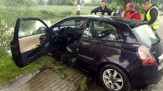 Strażacy wydobyli samochód przy użyciu ciężkiego sprzetu