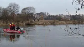 Strażacy zlokalizowali auto z przyczepą na dnie Warty