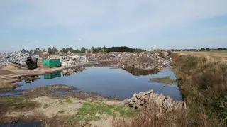 Strażacy zużyli kilkaset tysięcy litrów wody. Część z niej wsiąka w grunt