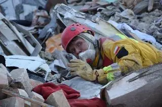 Strażak podczas przeczesywania gruzów