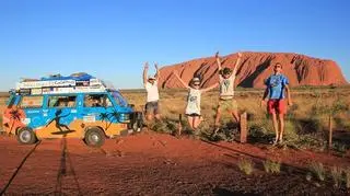 Studenci, bus i Ayers Rock - święta góra Aborygenów