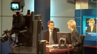 Studio TVN24 w 2001 roku, na zdjęciu Justyna Pochanke i gość programu