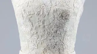 Sukienka uszyta jest z koronki w kolorze kości słoniowej (fot. Kerry Taylor Auctions)