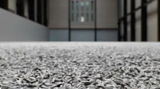 "Sun Flowers" - najsłynniejsza instalacja artysty, składająca się ze stu milionów ręcznie wykonanych porcelanowych ziaren słonecznika (fot. Tate Modern)