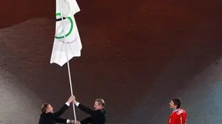Symboliczne przekazanie flagi w ręce burmistrza Soczi (fot.PAP/EPA)