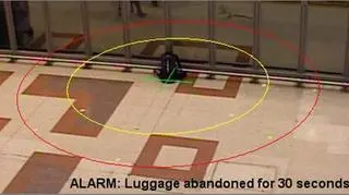 System poinformuje o pozostawionym bez opieki pakunku/ fot. mat. projektu INDECT