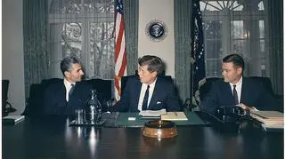 Szach z prezydentem Kennedym i sek. obrony USA Robertem McNamarą w 1962 r.