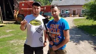 Szczęśliwy rolnik ze swoją obrączką i jej znalazca - Cezary Siomka