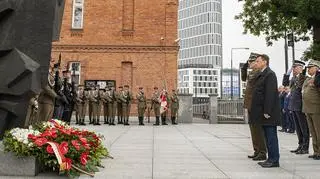 Szef MON Mariusz Błaszczak złożył w środę kwiaty przed Pomnikiem Żołnierzy Poległych w Misjach i Operacjach Wojskowych Poza Granicami Państwa