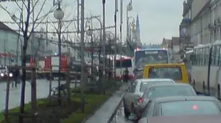 Sznur samochodów za autobusem(Piotr Radoliński, internauta)