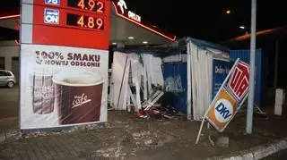 Szopka stoi przy stacji benzynowej