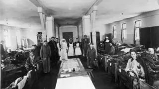 Szpital dla więźniów wyzwolonych przez wojska radzieckie na terenie byłego obozu macierzystego Auschwitz I. 