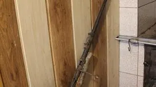 Sztucer zabezpieczony przez policjantów