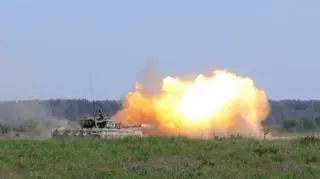 T-72 na poligonie. To najstarsze czołgi w polskim wojsku o nikłej przydatności na współczesnym polu walki