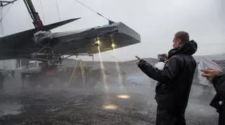 Ta sama makieta statku poł świata dalej, podczas kręcenia scen na Islandii