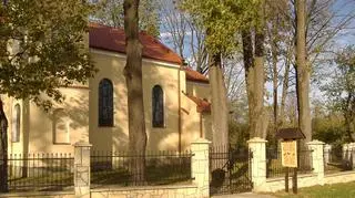 Tablica informacyjna ustawiona przed kościołem w Bednarce
