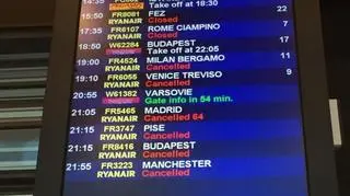 Tablica odlotów na lotnisku w Belgii w Charleroi
