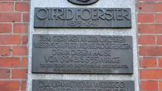 Tablica pamiątkowa na Uniwersytecie Ekonomicznym, gdzie w szpitalu w latach 1924-1935 pracował Foerster