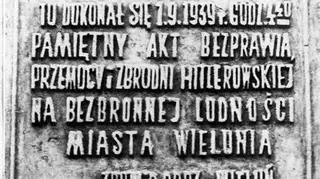 Tablica pamiątkowa wmurowana na gmach studium wychowania przedszkolnego w Wieluniu, gdzie w dniu 1 września 1939 roku znajdował się Szpital Wszystkich Świętych 