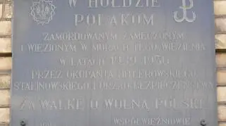 Tablica upamiętniająca ofiary zbrodni w Areszcie Śledczym w Białymstoku