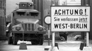 Tablica "Uwaga! Opuszczają Państwo teraz Berlin Zachodni", 1961