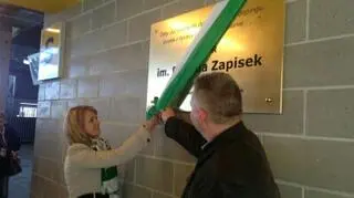 Tablicę odsłoniła Sylwia Zapisek, mama Dawida Zapiska