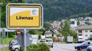 Tabliczka przed wjazdem do rodzinnej miejscowości Joachima Loewa 