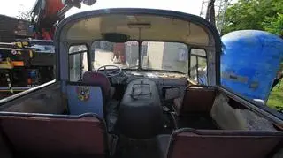 Tak po latach niszczenia wygląda wnętrze autobusu-kabrioletu