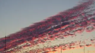 Tak słońce zabarwiło chmury nad Gdynią (fot.Arek)