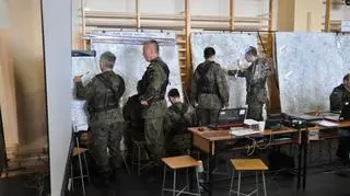 Tak to wygląda współcześnie w najlepszych jednostkach polskiego wojska. Połączenie map i wspomagających ćwiczenie programów komputerowych.